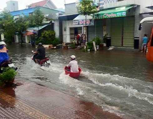 Hài hước cảnh lướt chậu trên đường phố TP.HCM