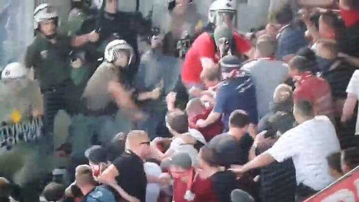 Clip: Cảnh sát Hy Lạp dùng dùi cui đánh CĐV Bayern