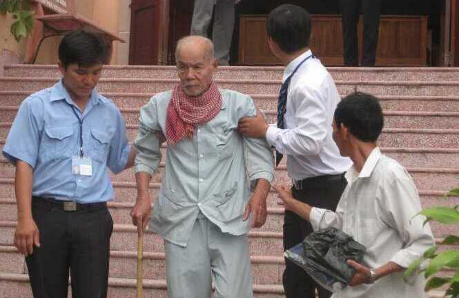 Bỏ thuốc sâu đầu độc vợ, cụ ông 91 tuổi đi tù 8 năm