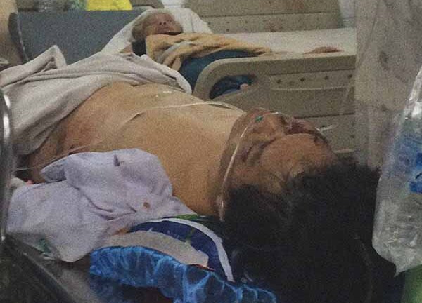 Tài xế taxi bị đâm gục bên đường