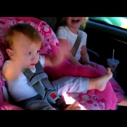 Phì cười với clip em bé bật dậy nhảy cuồng nhiệt theo nhạc