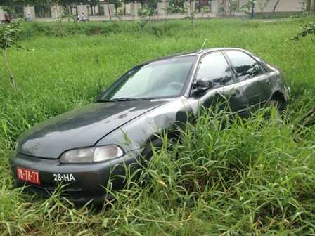 Xe biển đỏ bị container húc bay xuống bãi lầy