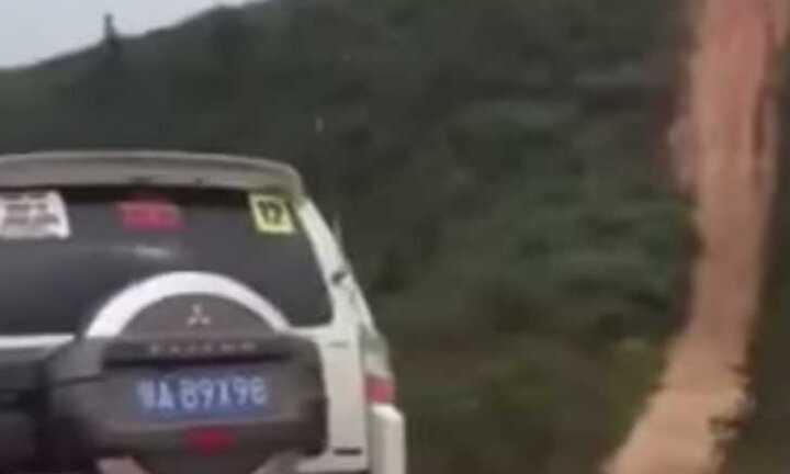 Pha vượt dốc đứng 'sinh tử' của Mitsubishi Pajero