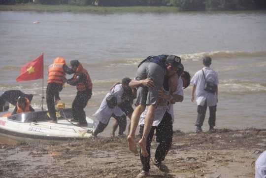 Hơn 1500 cảnh sát dầm mình dưới mưa cứu dân vùng lũ