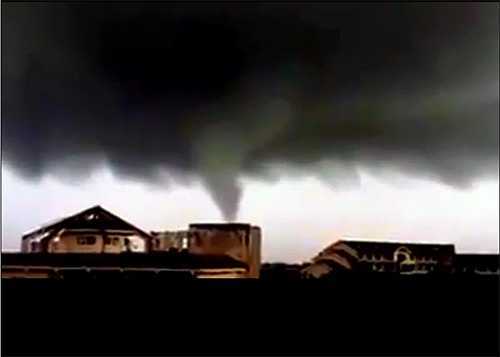 Lốc xoáy lớn hóa thành 'vòi rồng' ở Hải Phòng