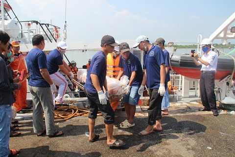 Nổ bình gas trên tàu cá: Đưa thi thể 11 thuyền viên vào đất liền
