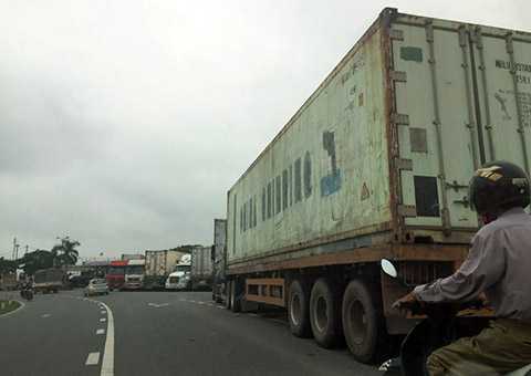 Hàng trăm xe container xếp hàng né trạm cân