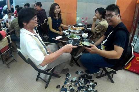 Quán nhậu Sài Gòn cho khách đập bát để xả stress
