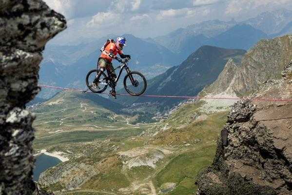 Video: Thót tim với màn đạp xe trên dây bắc qua vách núi cực điên rồ