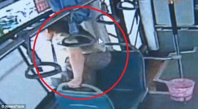 Clip: Lỡ bến, liều mạng nhảy qua cửa sổ xe buýt