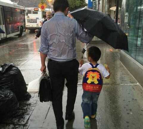 Bức ảnh 'ông bố che ô' làm 'tan chảy' trái tim cư dân mạng