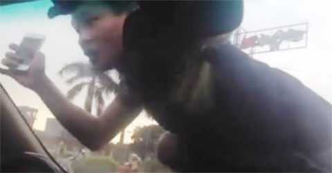 Đã bắt kẻ nhảy lên nóc ô tô đang chạy, nghi dàn cảnh cướp