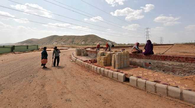 Say rượu ngã xuống hố, bị chôn sống