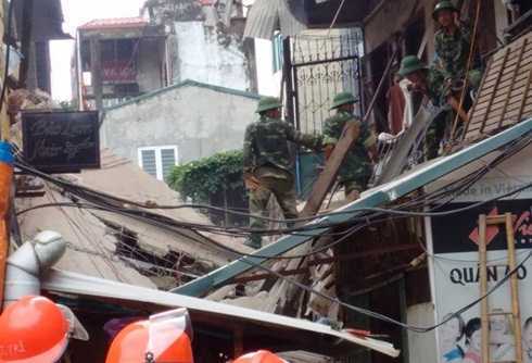 Trực tiếp: Cứu hộ nhiều người mắc kẹt trong nhà cổ đổ sập giữa Hà Nội