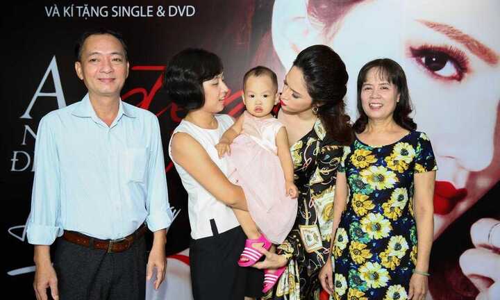 Hương Giang Idol khoe vẻ nữ tính bên bố mẹ và chị gái