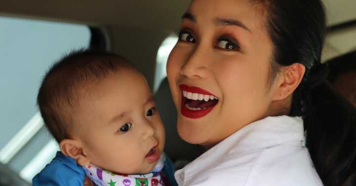 Ốc Thanh Vân bế con đi diễn