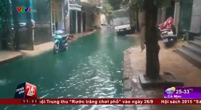 Clip: Đường Minh Khai - Hà Nội ngập nước xanh lét sau mưa