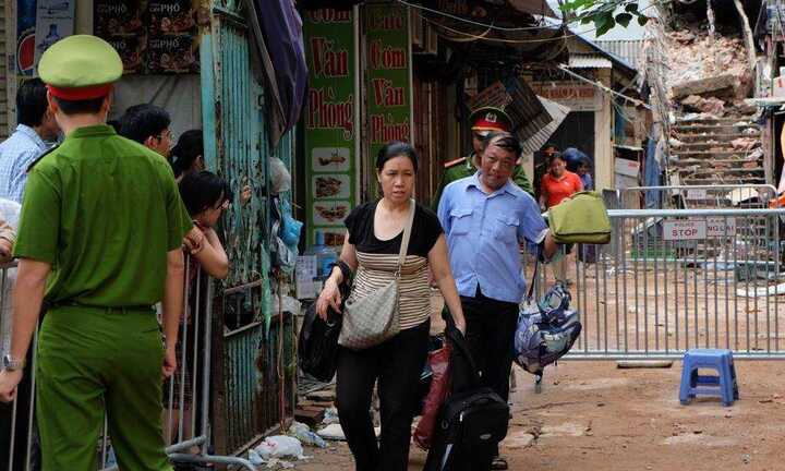 Vụ sập nhà cổ ở Hà Nội: Cho người dân vào hiện trường lấy tài sản