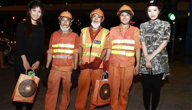 Bảo Thy 'rủ rê' Ái Phương xuống đường phát quà Trung Thu