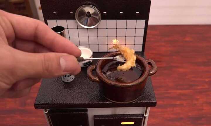 Video: Xem cách người Nhật chế biến món tôm tempura nhỏ xinh
