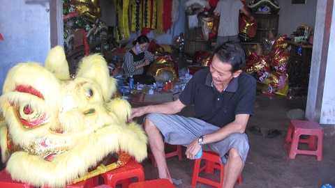 Nghệ nhân phố núi biến đầu lân giấy cử động như thật