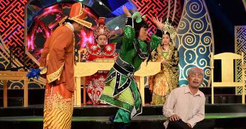 Chồng Thu Trang 'sàm sỡ' Lê Khánh trên sân khấu