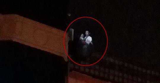 Bế em bé 'phi thân' thoát khỏi ngôi nhà bốc cháy ở Hà Nội