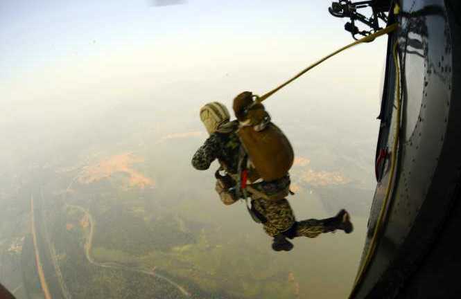 Cận cảnh đặc công tập luyện đổ bộ đường không