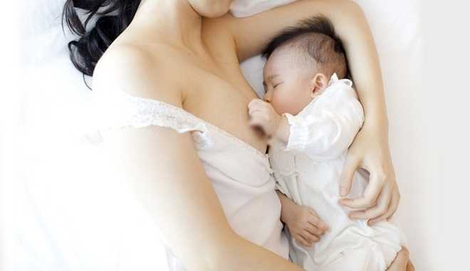 Cho con bú sữa nơi công cộng có phải hành vi đáng lên án?