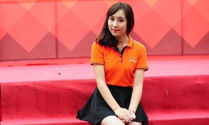 Nữ sinh rạng rỡ trong đồng phục áo cam ngày khai giảng