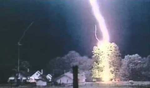 Ngồi trong nhà, thai phụ bị sét đánh chết