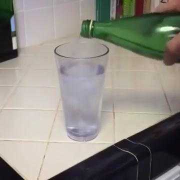 ‘Hoa mắt’ với clip rót nước vào cốc ảo diệu đến khó tin