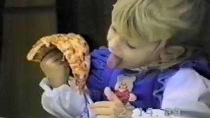 Clip bé gái nỗ lực cắn miếng pizza hài vỡ bụng