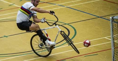 Video: Kỹ thuật đá bóng bằng xe đạp đỉnh cao