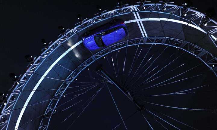 Jaguar F-Pace lập kỷ lục thế giới với màn lộn nhào nguy hiểm