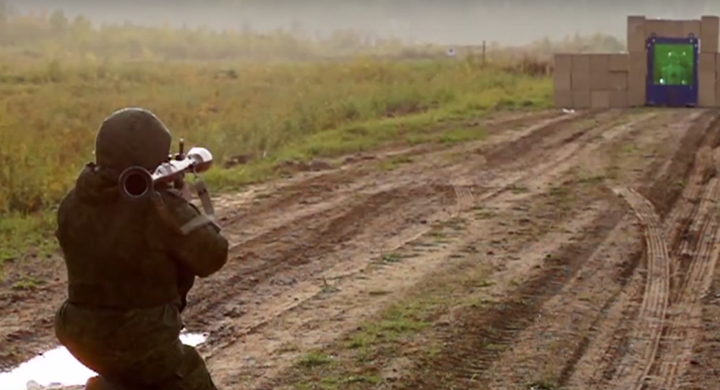 Video: Tên lửa vác vai Nga xuyên phá kính chống đạn dày gần nửa mét