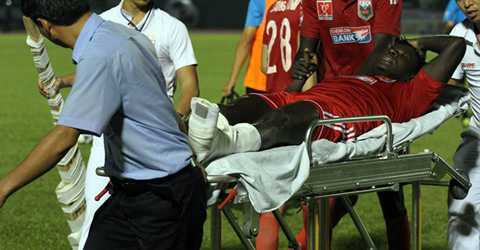 Thêm một pha phạm lỗi rợn người trên sân cỏ Việt Nam