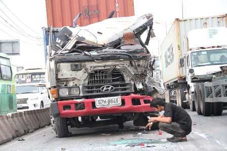 Container liên tiếp gây tai nạn, hàng ngàn xe cộ 'giậm chân' trên xa lộ