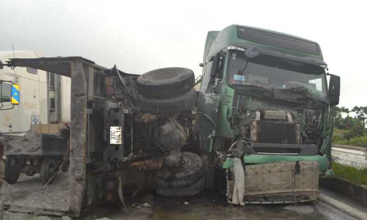 Xe bồn tông xe tải lật ngửa trên quốc lộ
