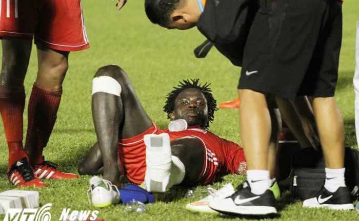 Thanh Hào có thể mất tiền tỷ vì đạp gãy chân Abass