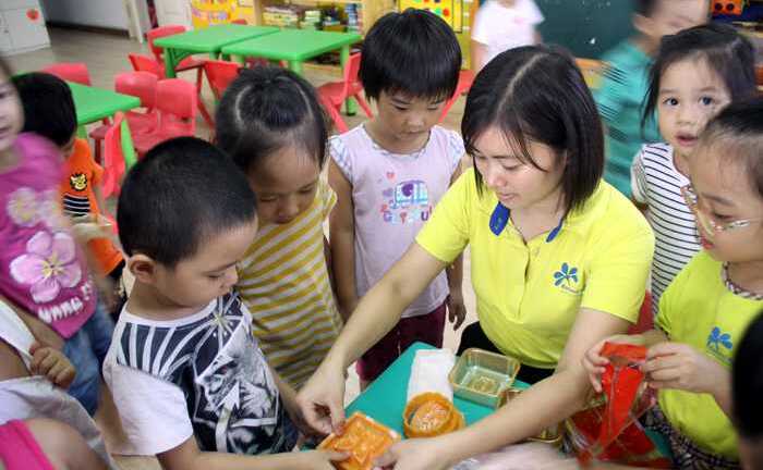 Học sinh tự làm bánh Trung thu gây quỹ từ thiện