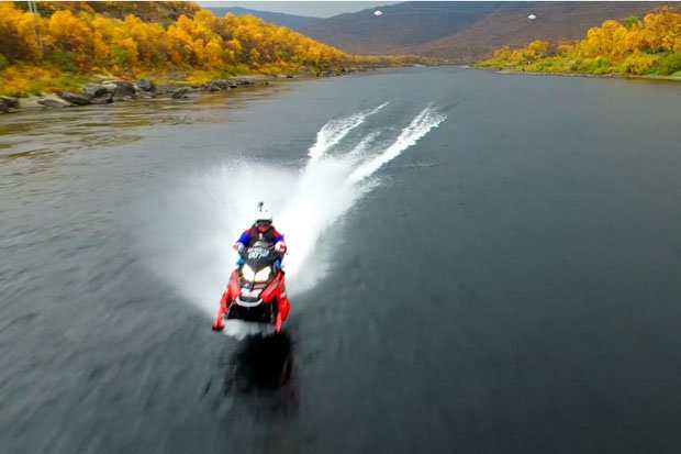 Video: 'Bay' trên mặt nước bằng môtô trượt tuyết phá kỷ lục thế giới