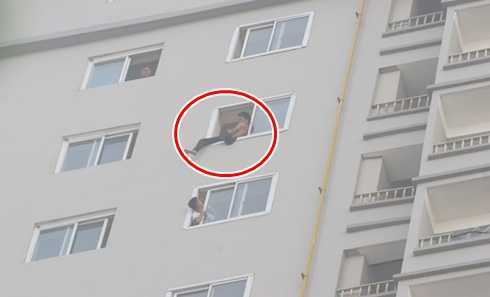 Nam thanh niên ngáo đá làm loạn trên tầng 21 chung cư