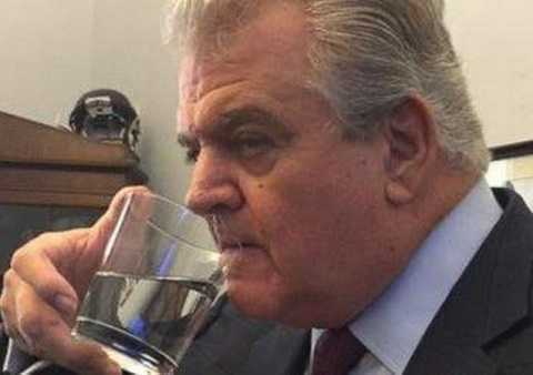 Nghị sỹ Mỹ trộm ly nước uống thừa của Giáo Hoàng Francis