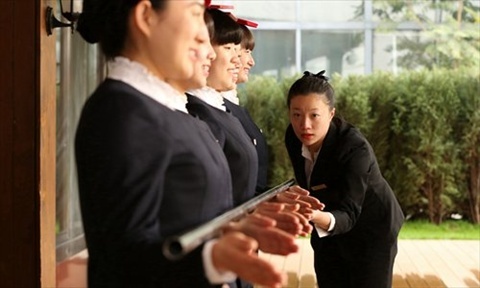 Khắc nghiệt quy trình đào tạo người phục vụ Đại lễ đường ở Trung Quốc