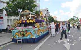 Rải vàng mã trên đường đưa tang bị phạt tiền