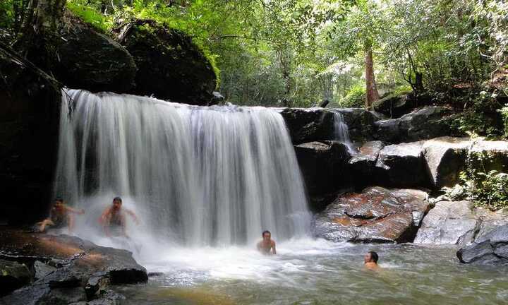 Đi tắm thác bị lũ cuốn, ba người chết và mất tích