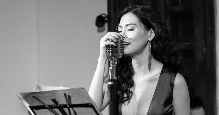 Lan Hương đắm đuối trong minishow nhạc Jazz đầu tiên