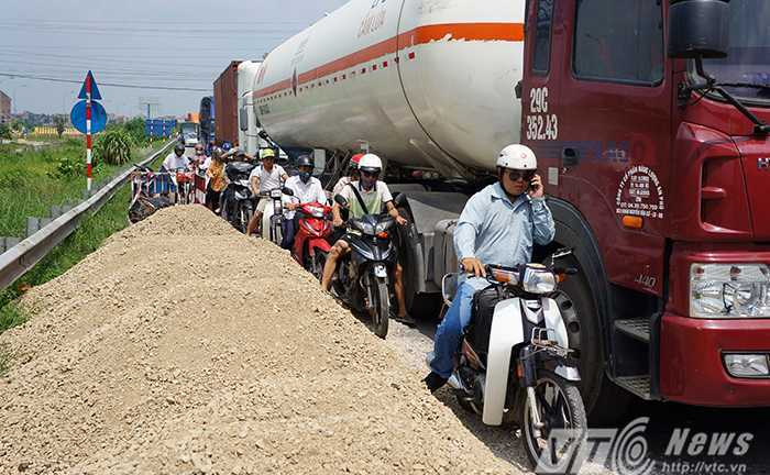 Cầu vượt QL5 ùn tắc cả km, hàng nghìn người chôn chân dưới nắng nóng