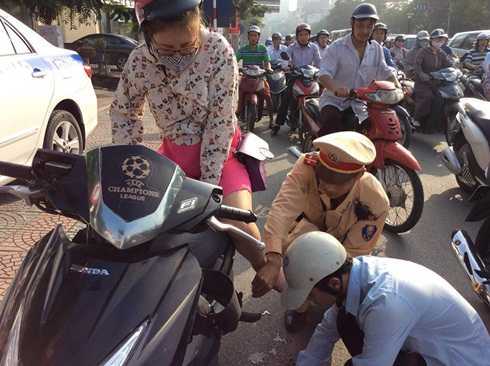 CSGT sơ cứu cho bà bầu trên cầu Chương Dương
